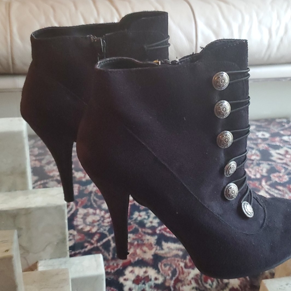 Boots - Picture 3 of 4